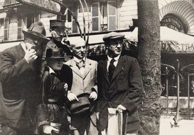 Jean Cocteau, Manuel Ortiz de Zárate, Henri-Pierre Roché, Marie Vassilieff, Max Jacob, and Picasso. Montparnasse, La Rotonde, 1916.